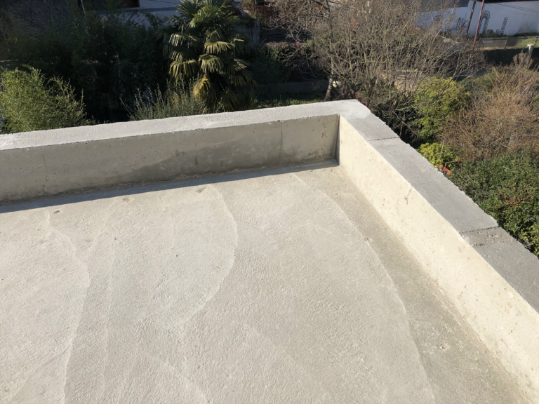 BOIS DE COLOMBES (AVANT)

Application parfaite d'une complexe d'etanchéite Bicouche isolée sur toiture 
inaccessible d'une maison individuelle. surface des travaux 30 m².